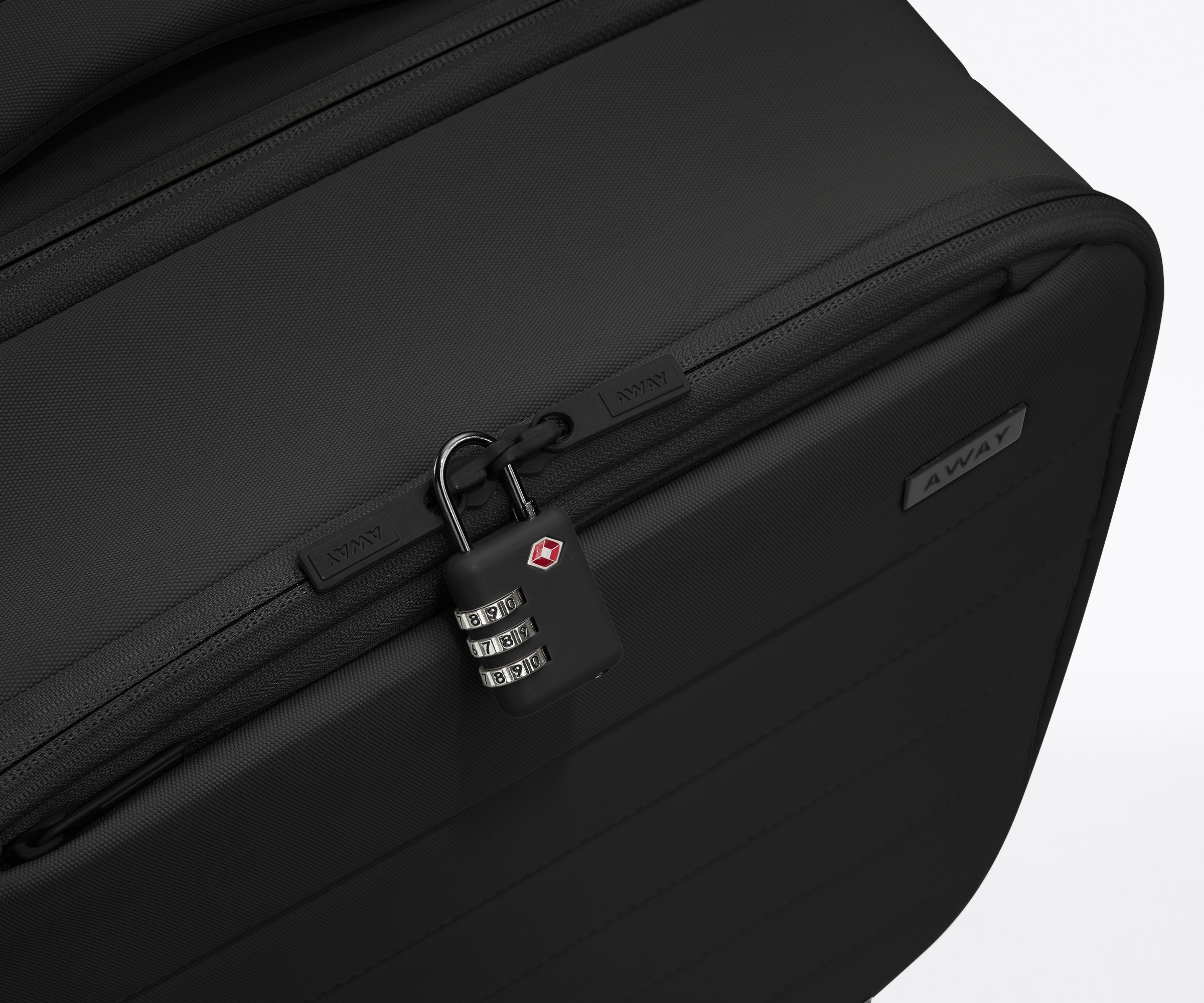 //
Our TSA-accepted color-matching padlock keeps everything safe and secure.