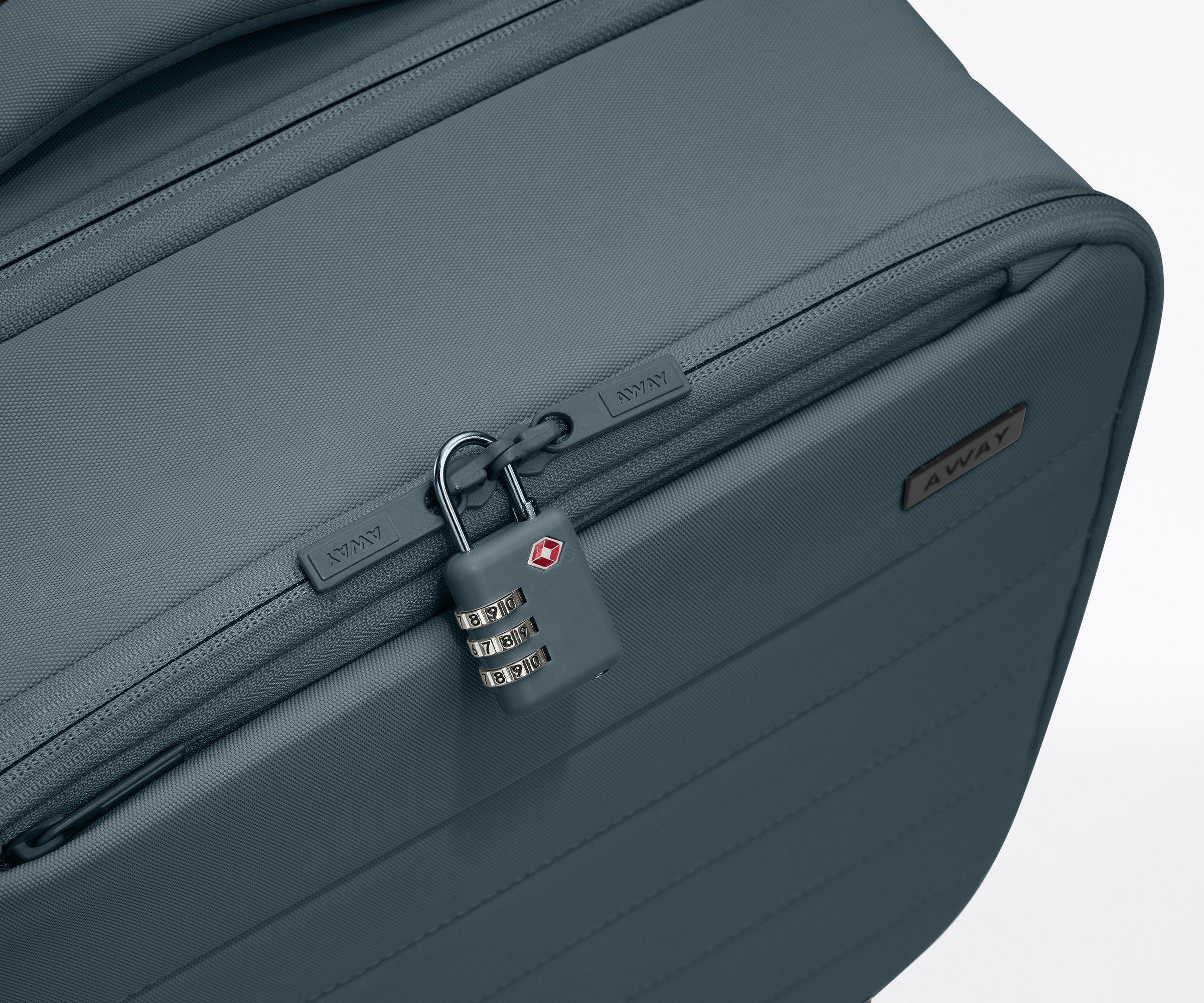 //
Our TSA-accepted color-matching padlock keeps everything safe and secure.