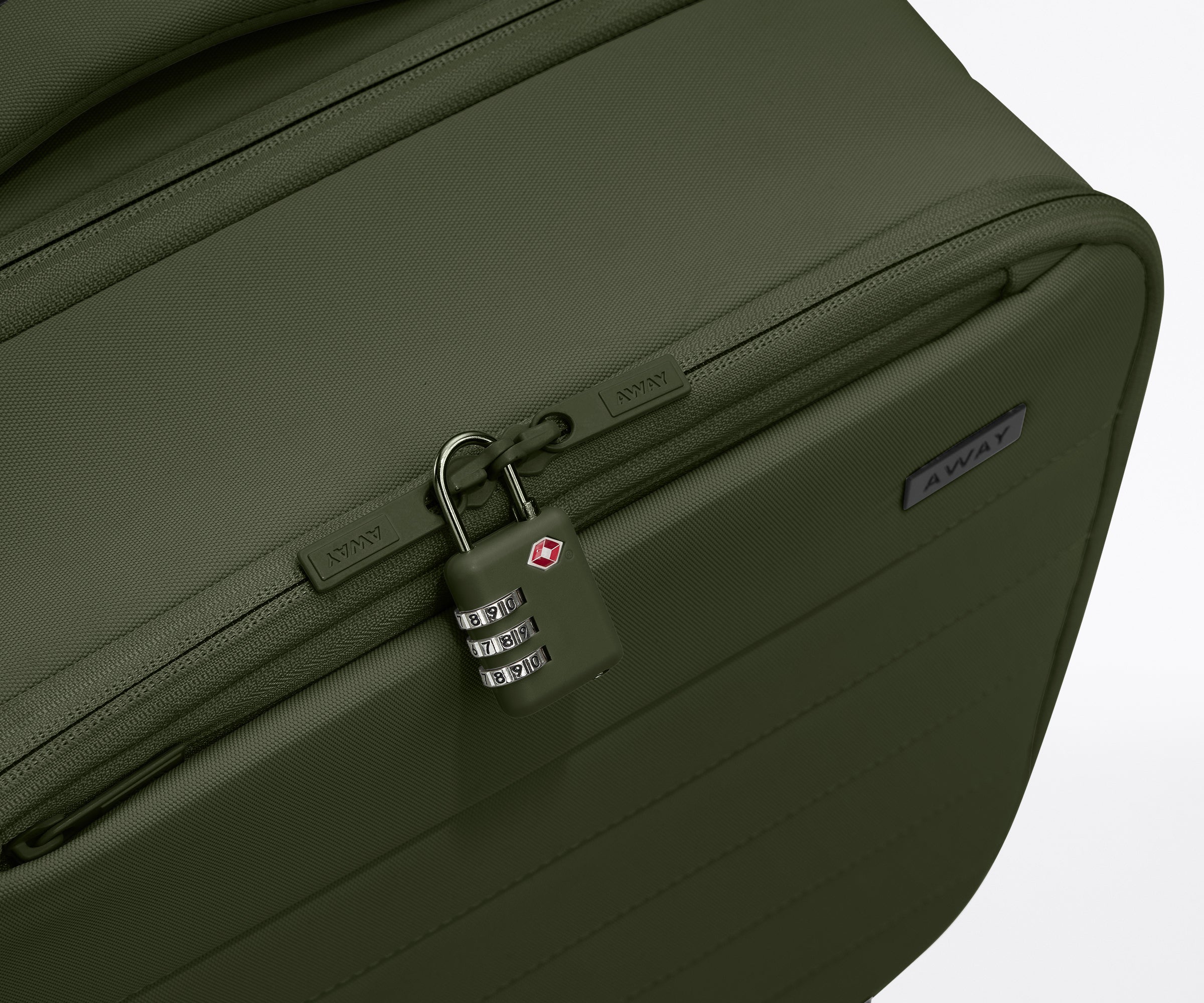 //
Our TSA-accepted color-matching padlock keeps everything safe and secure.