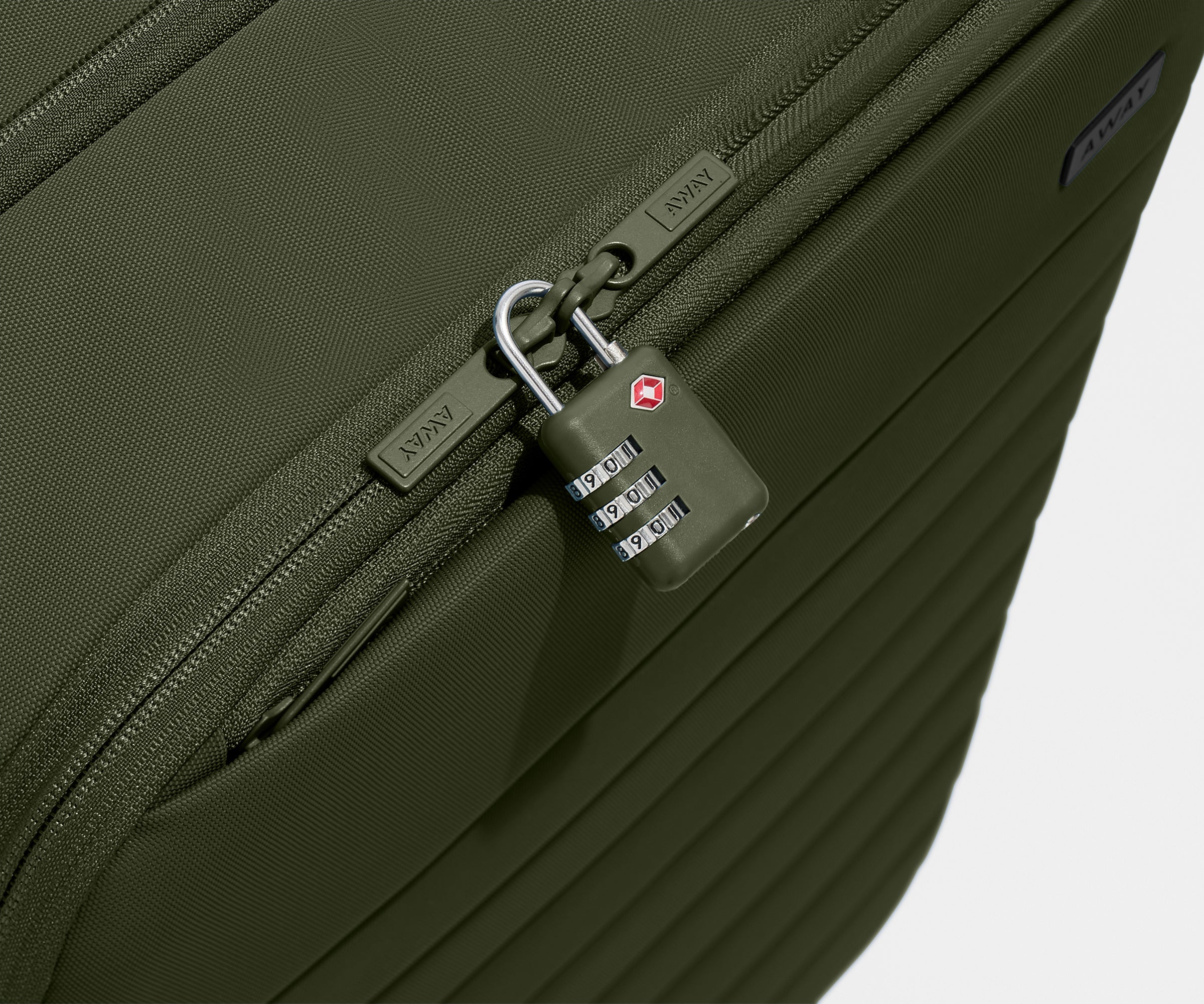 //
Our TSA-accepted color-matching padlock keeps everything safe and secure.