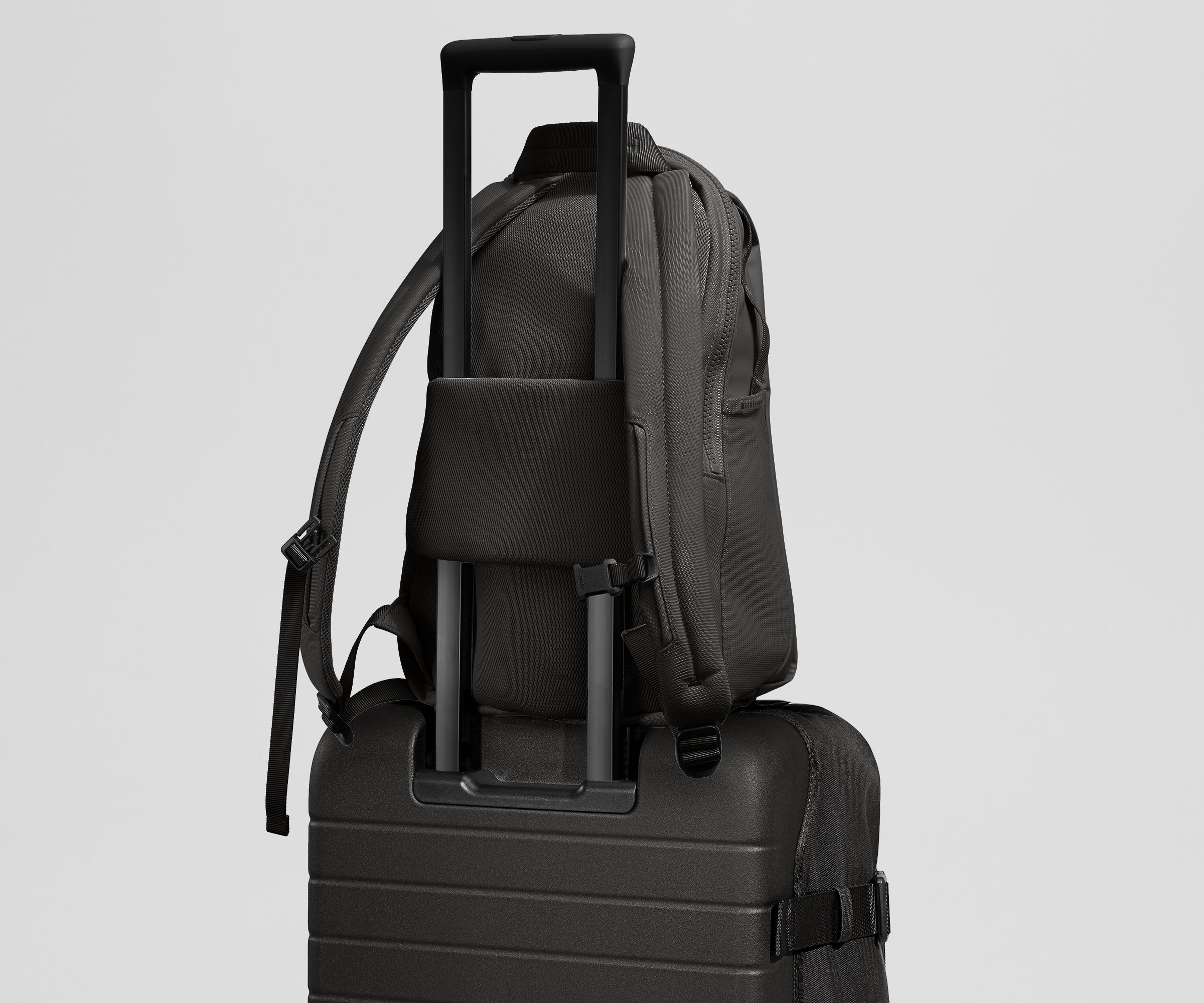 Active Daypack 20L secured to the Active Rolling Duffle 85L by the trolley sleeve