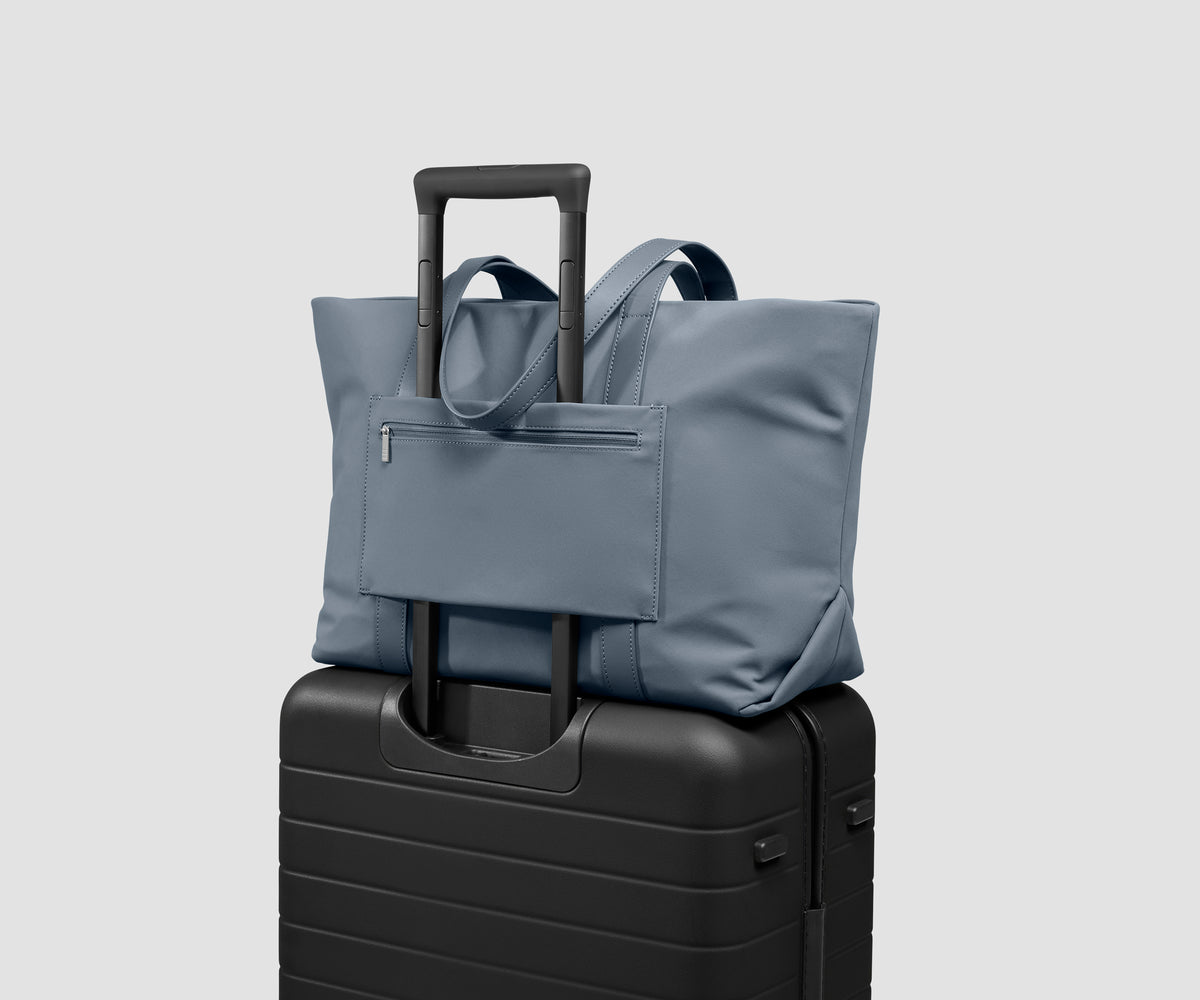 Signature Tote in Coast Blue
